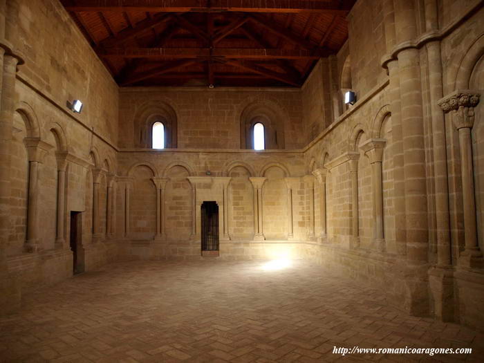 NAVE DEL TEMPLO HACIA LOS PIES