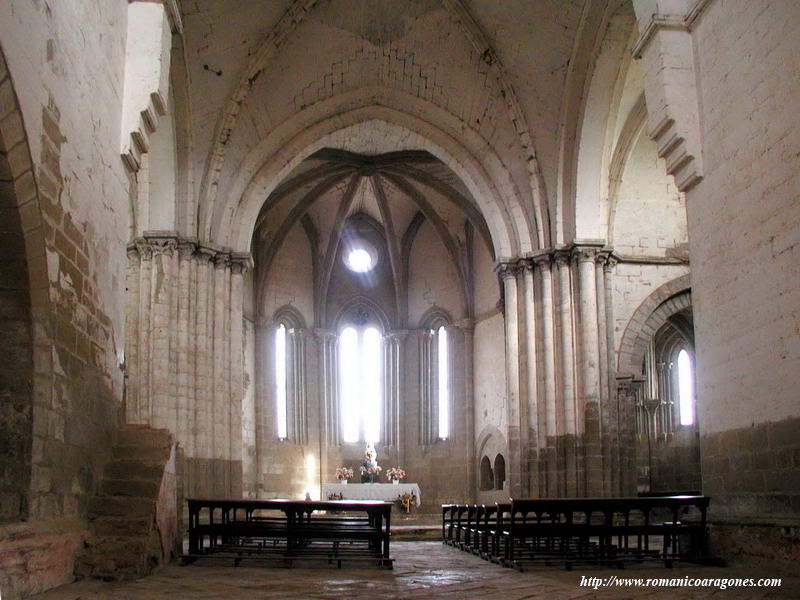 INTERIOR DEL TEMPLO HACIA LA CABECERA