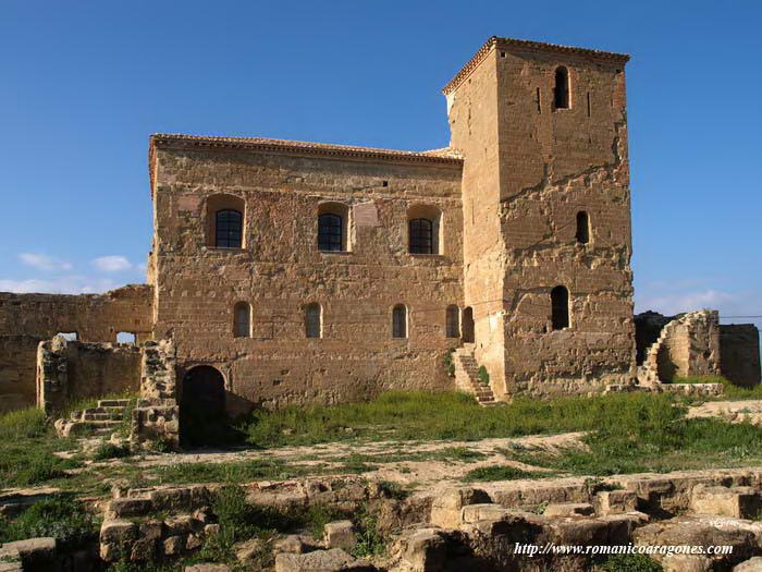 VISTA SUR DE LA IGLESIA. TORRE DEL HOMENAJE ADOSADA AL MURO SUR