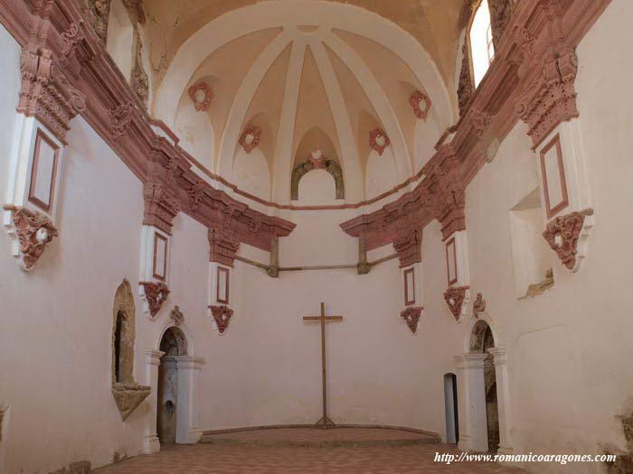 INTERIOR DE LA IGLESIA HACIA LA CABECERA