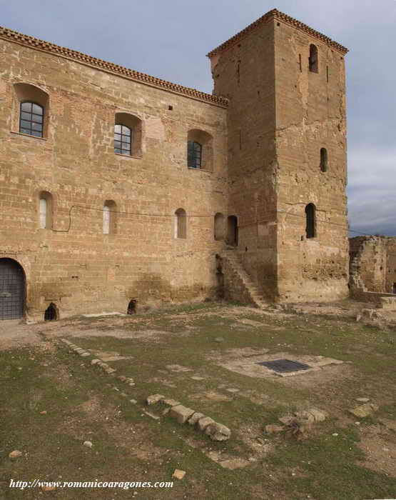 PERMETRO DEL CLAUSTRO EN PRIMER PLANO. AL FONDO, MURO SUR DEL TEMPLO Y TORRE DEL HOMENAJE