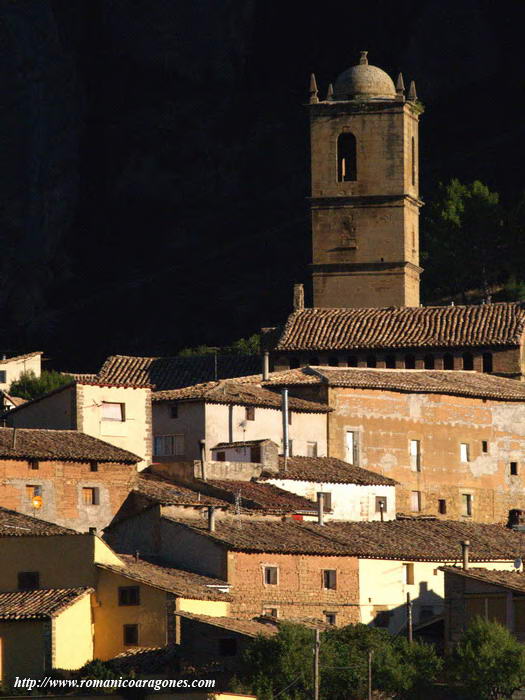 TORRE Y CASERO DESDE EL ACCESO AL PUEBLO