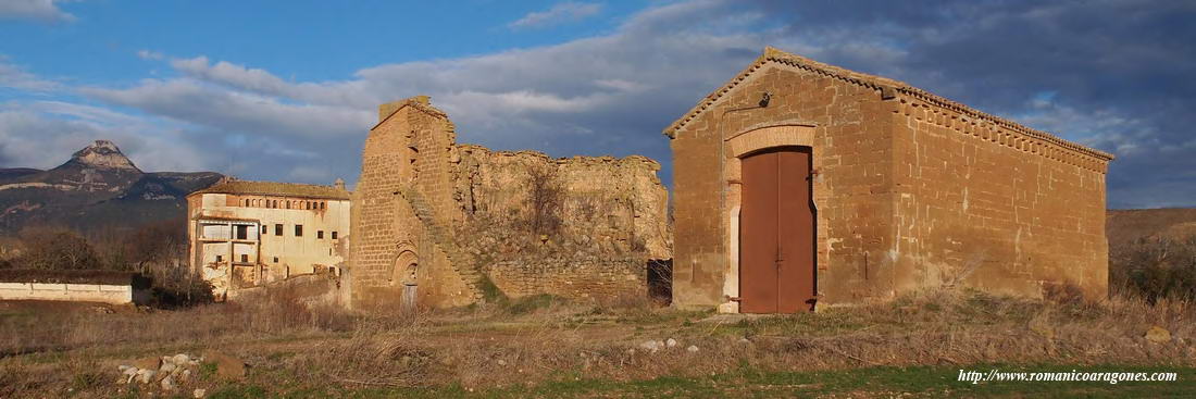 SALA MEDIEVAL, IGLESIA ROMÁNICA, CASA-PALACIO Y AL FONDO, LA SIERRA Y PICO DE GRATAL