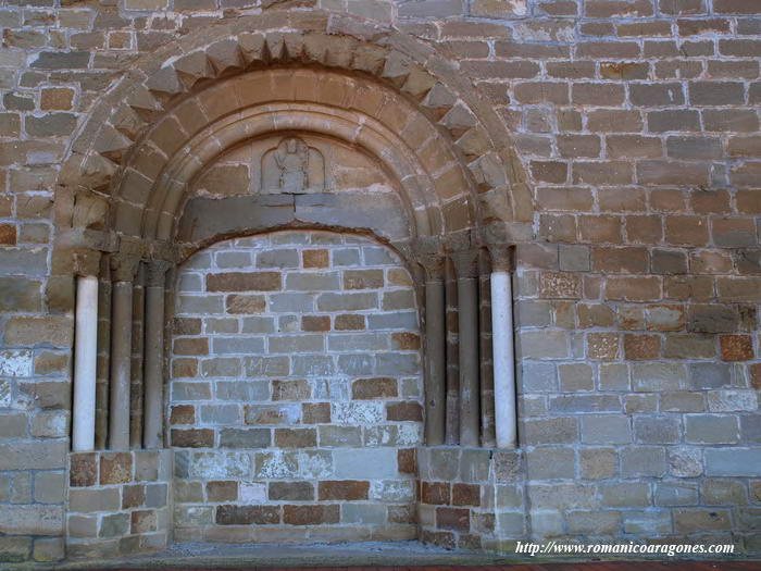 MURO OESTE DEL TEMPLO, CON PORTADA ROMNICA CEGADA