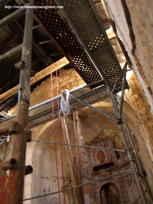 INTERIOR DEL TEMPLO CON LA ESTRUCTURA DE LA CUBIERTA COLOCADA