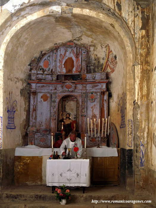 CABECERA DEL TEMPLO CON MOSEN BENITO PREPARANDO EL ALTAR