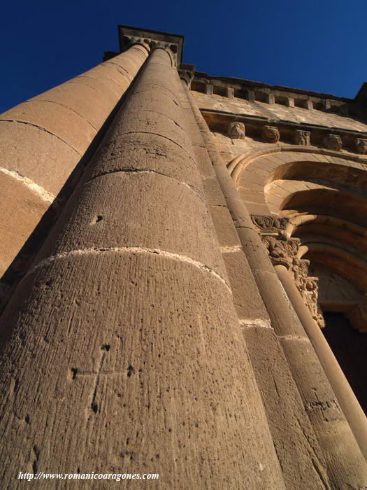 COLUMNAS CONTRAFUERTE DEL ÁNGULO SUROESTE