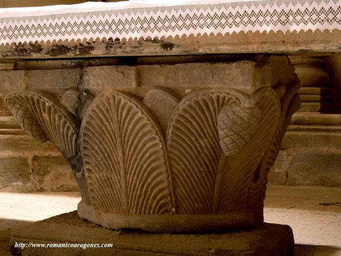 CAPITEL DE ARCO TORAL EN FUNCIONES DE BASA DEL ALTAR CENTRAL