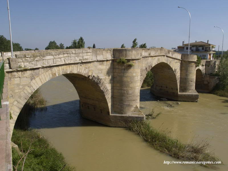 PUENTE MEDIEVAL DE ACCESO AL PUEBLO, SOBRE EL ALCANADRE