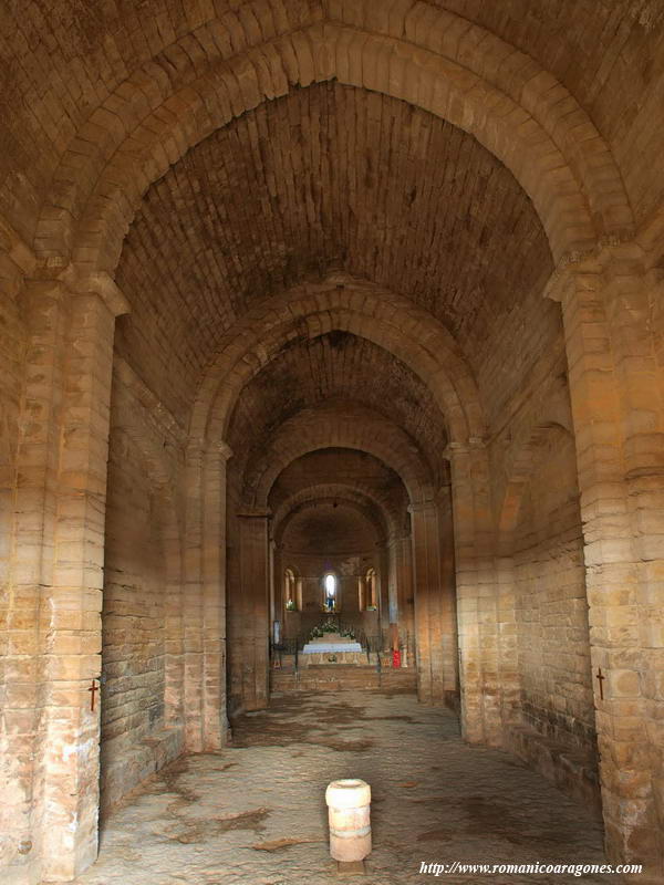 INTERIOR DEL TEMPLO, DESDE LA PUERTA OESTE. DIMENSIONES MAGNFICAS DEL MISMO