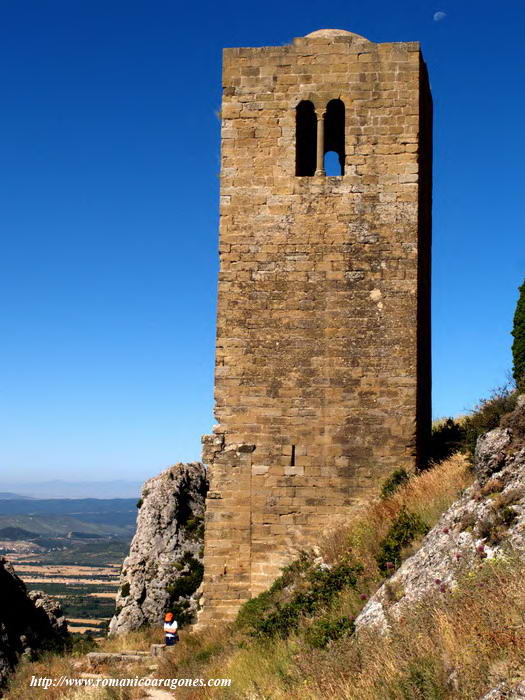 TORRE EXENTA. EN EL LLANO: LOARRE PUEBLO