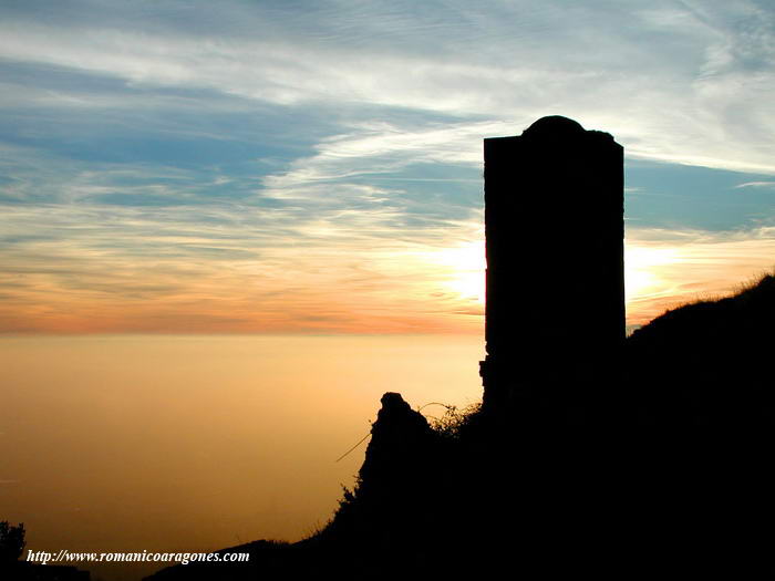 TORRE CAMPANARIO AL ATARDECER. NIEBLA EN LA SOTONERA