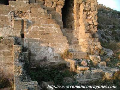 ARRANQUE DE LA TORRE-CAMPANARIO. RESTOS DE LA CABECERA DEL TEMPLO ANTIGUO