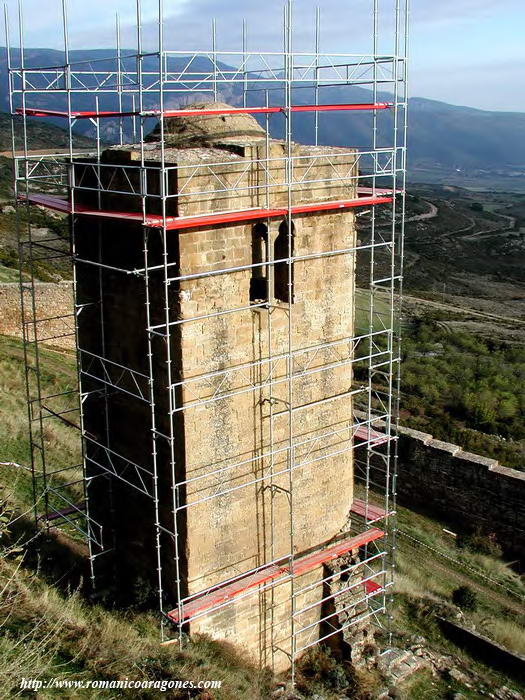 TORRE CAMPANARIO CON ESTRUCTURA CIRCUNDANTE.