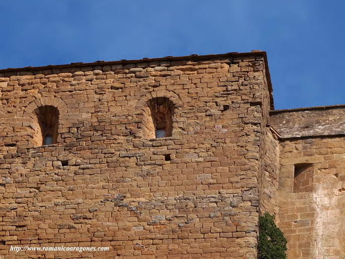 VISTA EXTERIOR DE LA IGLESIA DE STA Mª DE VALVERDE: MURO SUR, Y MIRADOR DE LA REINA