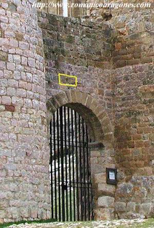 PUERTA ORIENTAL DE LA MURALLA - EN AMARILLO: SILLAR CON RELIEVE