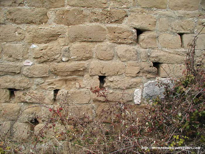 DETALLE DE LAS APERTURAS PARA LÍQUIDOS DESDE EL INTERIOR DE LA MURALLA