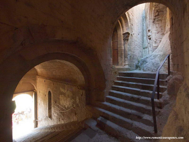 ESCALERA PRINCIPAL Y ACCESO AL TEMPLO DE SAN PEDRO DE LOARRE