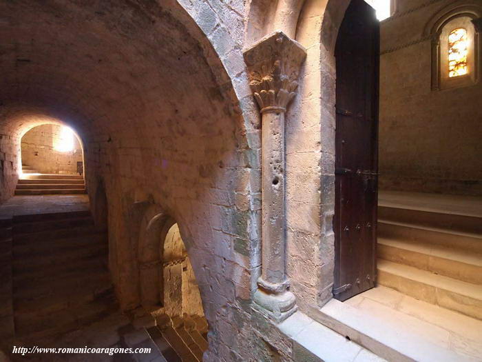 ENTRADA A LA IGLESIA, ZONA ALTA DE LA ESCALERA PRINCIPAL Y ZONA ABOVEDADA PARALELE AL LADO NORTE DEL TEMPLO