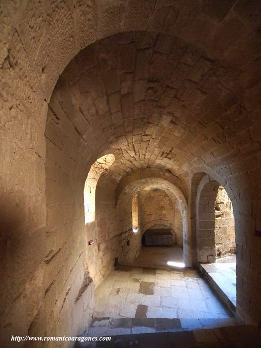 PASO INFERIOR ENTRE ÁBSIDE DE IGLESIA DE SAN PEDRO Y SALIDA A PABELLONES NORTE