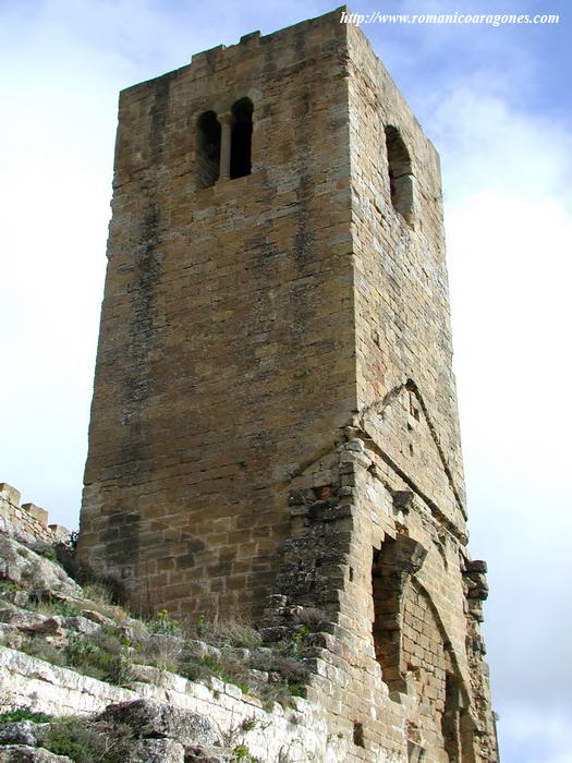 VISTA SUROESTE DE LA TORRE, CON EL PARAMENTO NORTE COMPLETO DEL TEMPLO PRERROMNICO