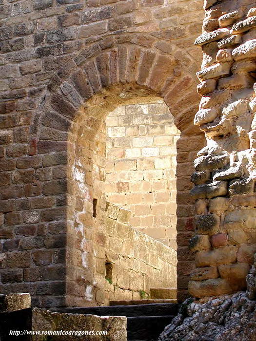 PUERTA LOMBARDA DEL CASTILLO PRIMITIVO. A DERECHA: ARRANQUE DE LA TORRE DE LA REINA