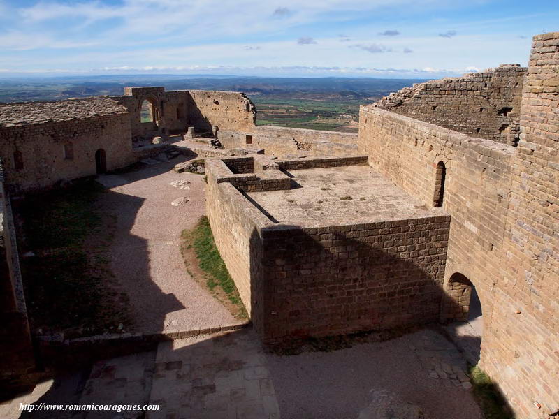 RECINTO DEL CASTILLO DESDE LA TORRE DE LA REINA. AL FONDO: MIRADOR DE LA REINA