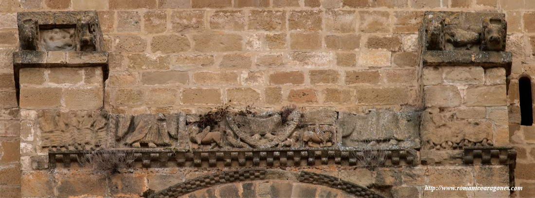 DETALLE ZONA SUPERIOR DE LA PUERTA DE ACCESO; AJEDREZADO Y RESTO DE FRISO