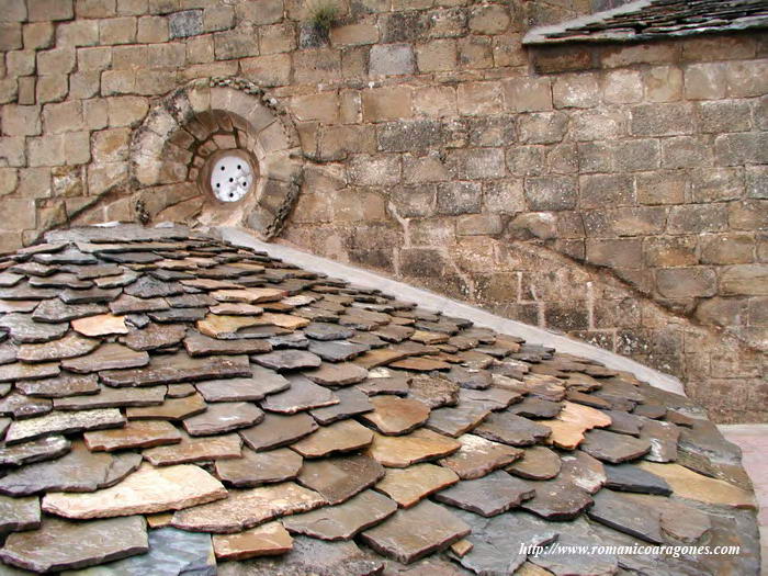 TEJADO DE LA BVEDA ABSIDIAL. CULO ESTE Y ROZA DEL ANTIGUO TEJADO.