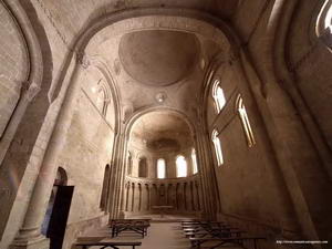 IGLESIA DESDE LOS PIES DE LA NAVE