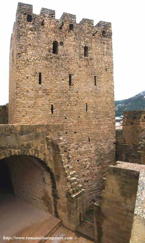 VISTA TOTAL DE LA TORRE DEL HOMENAJE. LIENZO SUR