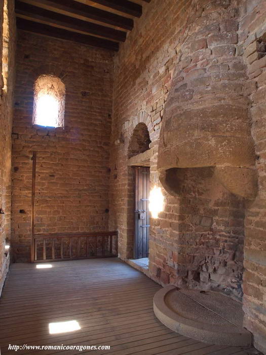 INTERIOR PUERTA ACCESO A TORRE DEL HOMENAJE Y CHIMENEA