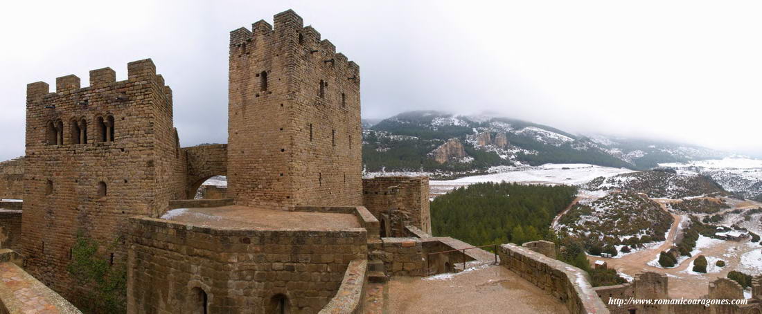 TORRE DE LA REINA. AL LADO DE SU BASE: PUERTA PRIMITIVA DEL CASTILLO