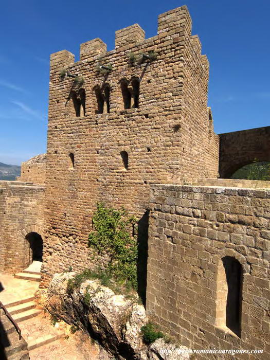 TORRE DE LA REINA: LIENZO SUR. VANOS Y ASPILLERAS