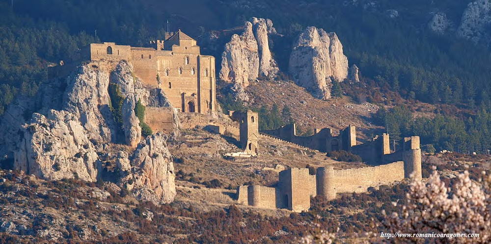 LOARRE, A MITAD DE LA SIERRA DE SU NOMBRE