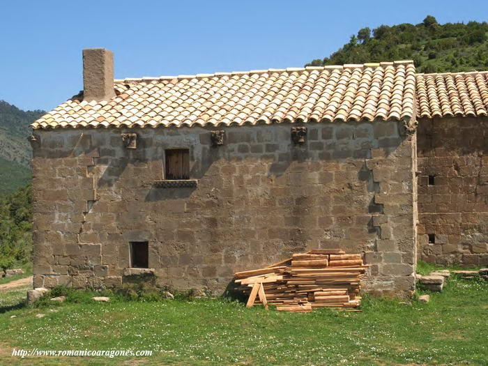 EDIFICACIN A LOS PIES DEL TEMPLO, CON RESTOS EMPOTRADOS EN SUS MUROS