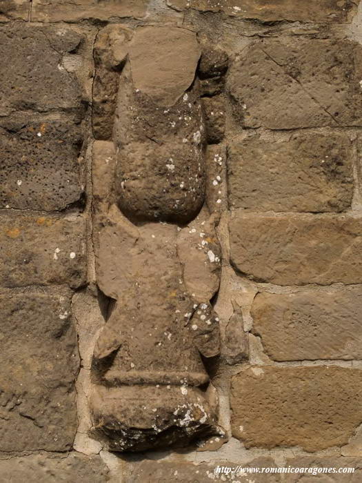 COLUMNA-ESTATUA EN MURO ESTE DE CONSTRUCCIN ADOSADA