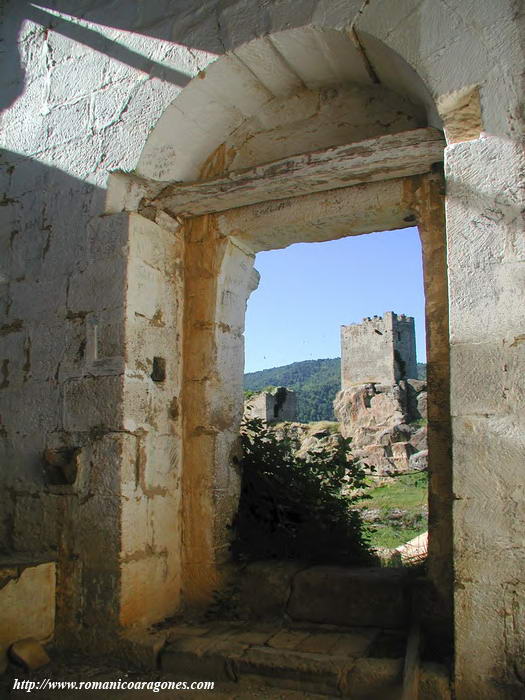 PORTADA DESDE EL INTERIOR. AL FONDO, TORRES DEL CASTILLO