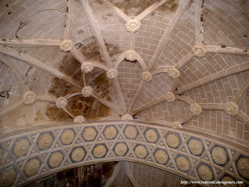 INTERIOR DE LA CABECERA, HACIA LOS PIES DEL TEMPLO. MURO DE CIERRE ADIFICADO ENTRE PRIMERO Y SEGUNDO TRAMO DE LA NAVE