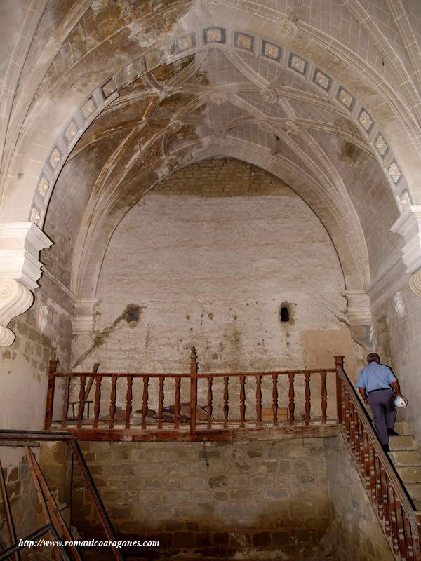 INTERIOR DE LA CABECERA, HACIA LOS PIES DEL TEMPLO. MURO DE CIERRE ADIFICADO ENTRE PRIMERO Y SEGUNDO TRAMO DE LA NAVE