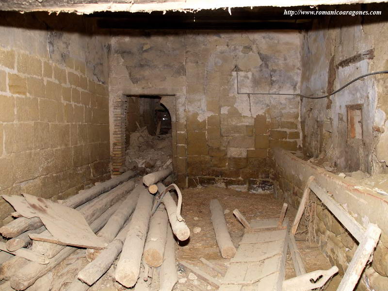 MURO NORTE DEL TEMPLO, HACIA LOS PIES, DESDE EL INTERIOR DE LAS ESTANCIAS ADOSADAS