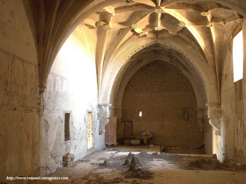 INTERIOR DE LA NAVE HACIA LA CABECERA