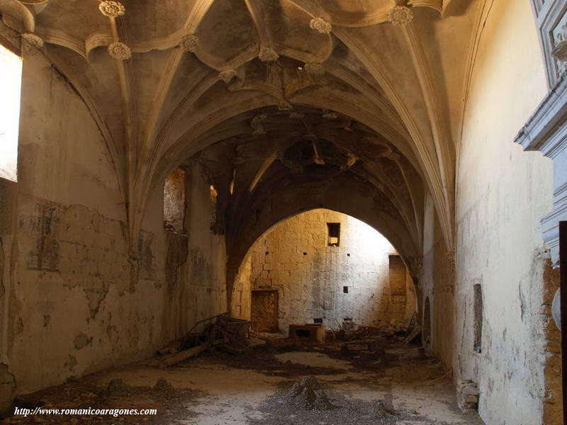 INTERIOR DE LA NAVE HACIA LOS PIES