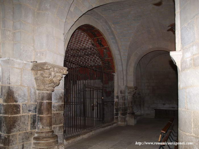 VISTA DE LA EMBOCADURA AL ALTAR CENTRAL FLANQUEADO POR LOS CAPITELES DEL MAESTRO ESTEBAN