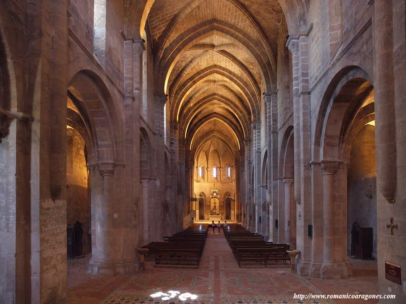 NAVE DE LA IGLESIA ABACIAL HACIA LA CABECERA