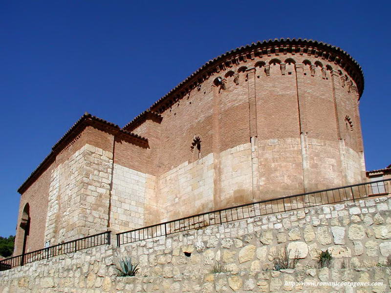 VISTA SURESTE DEL TEMPLO. SILLARES Y LADRILLO EN ARMONA