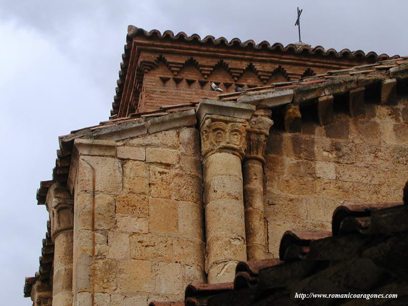 CAPITEL ARCICO EN LATERAL DEL BRAZO NORTE DEL CRUCERO