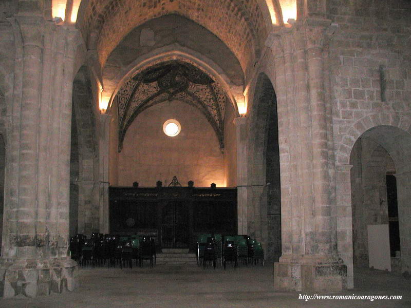 INTERIOR DEL TEMPLO HACIA LOS PIES