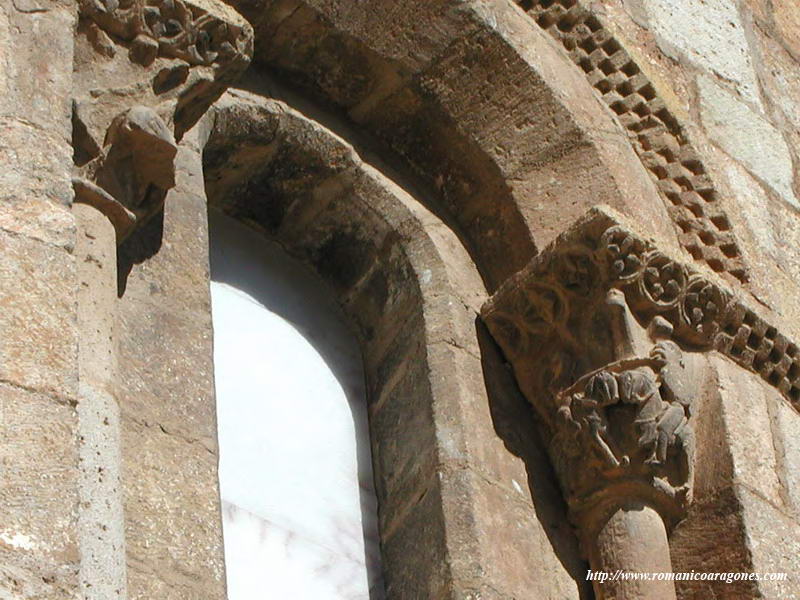 CAPITEL NORTE DEL VENTANAL CENTRAL