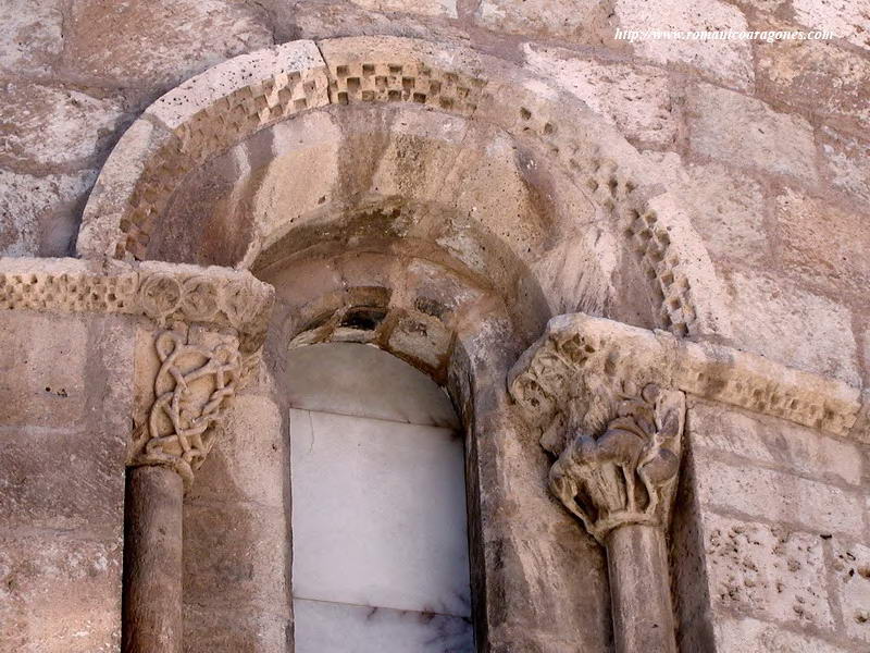 CAPITEL NORTE DEL VENTANAL CENTRAL